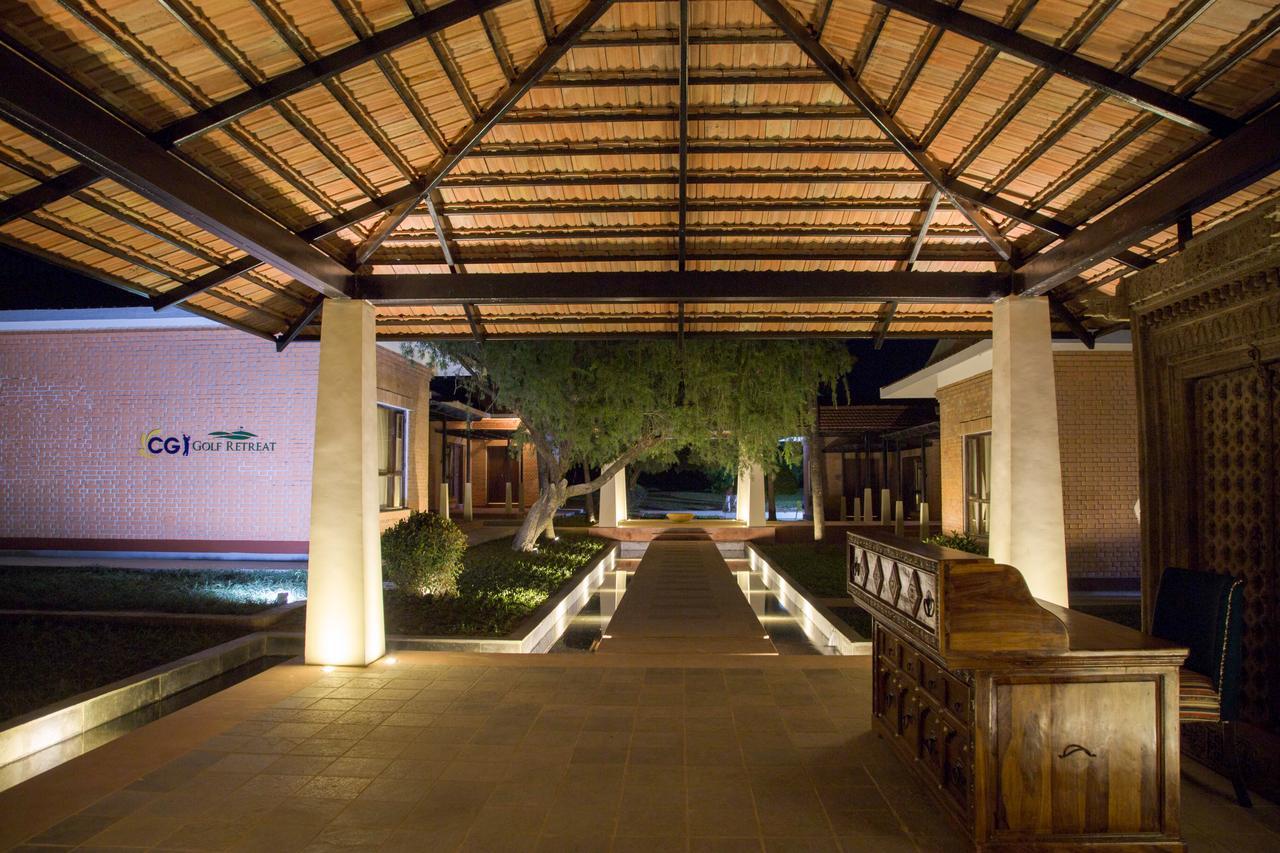 Miraaya Wellness And Golf Resort 치트완 외부 사진